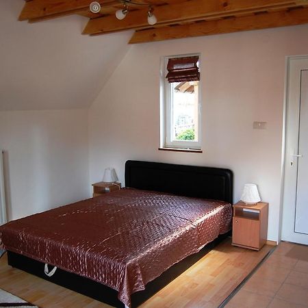Maya Guesthouse Eger Bagian luar foto