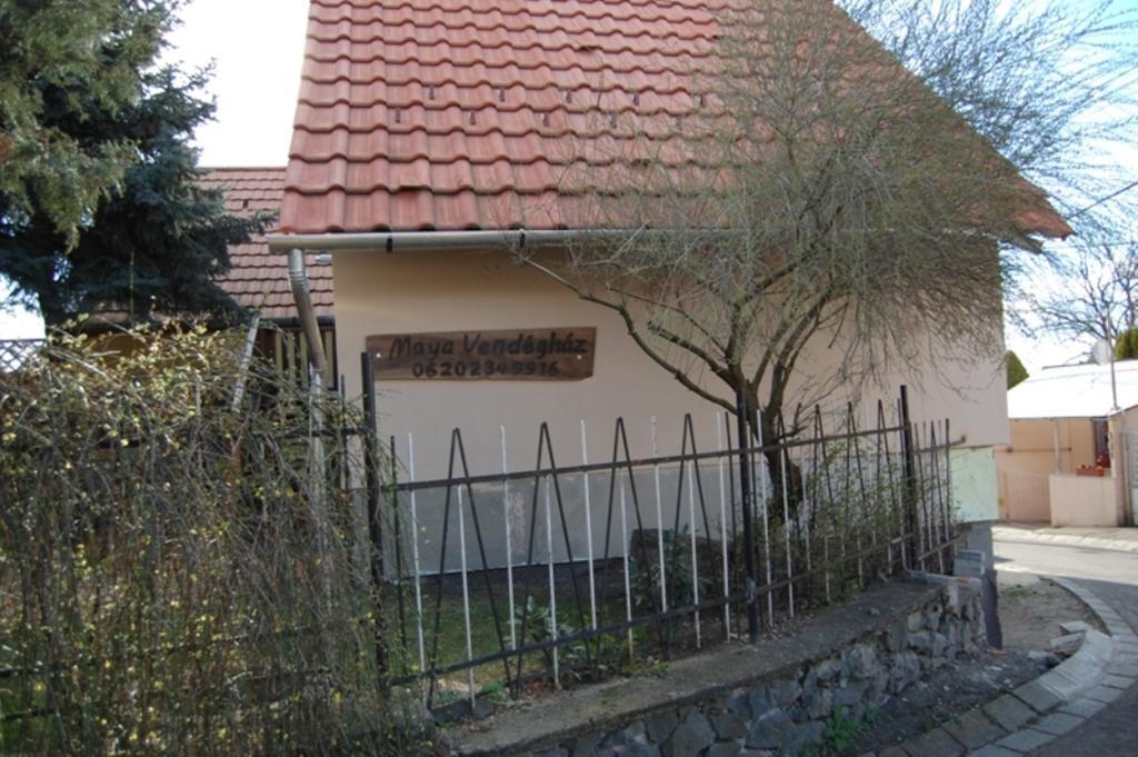Maya Guesthouse Eger Bagian luar foto
