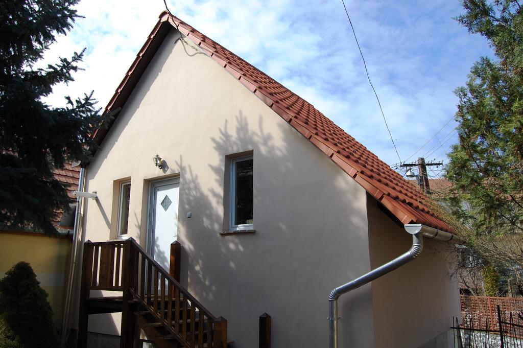 Maya Guesthouse Eger Bagian luar foto