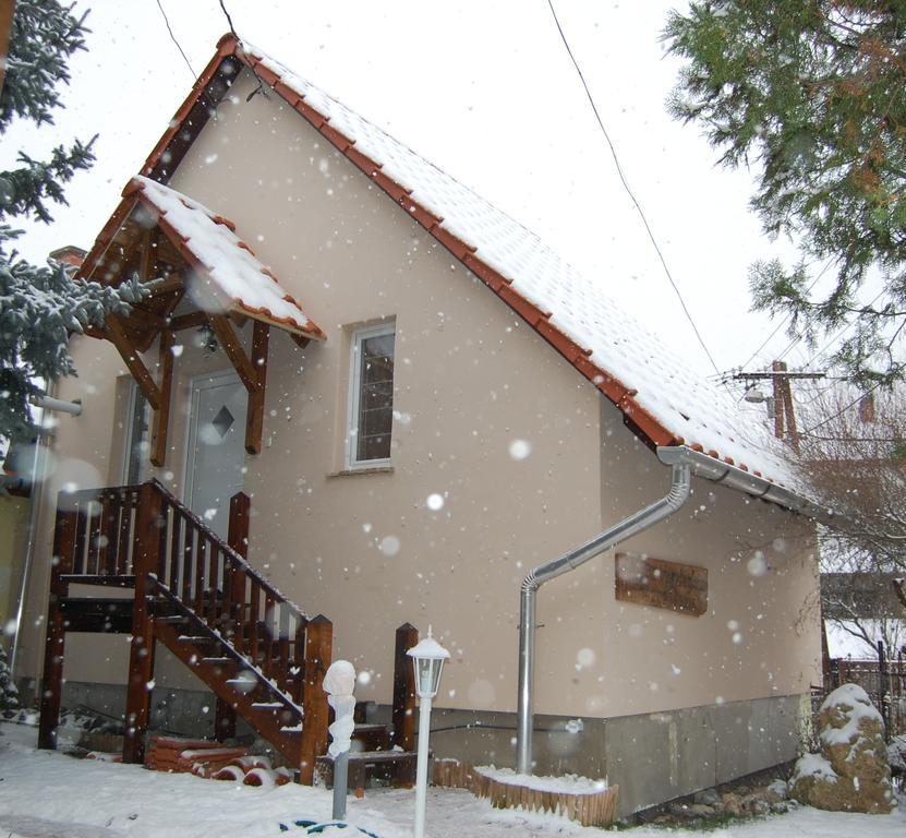 Maya Guesthouse Eger Bagian luar foto