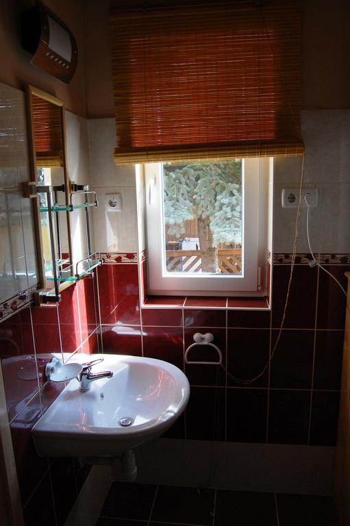 Maya Guesthouse Eger Bagian luar foto