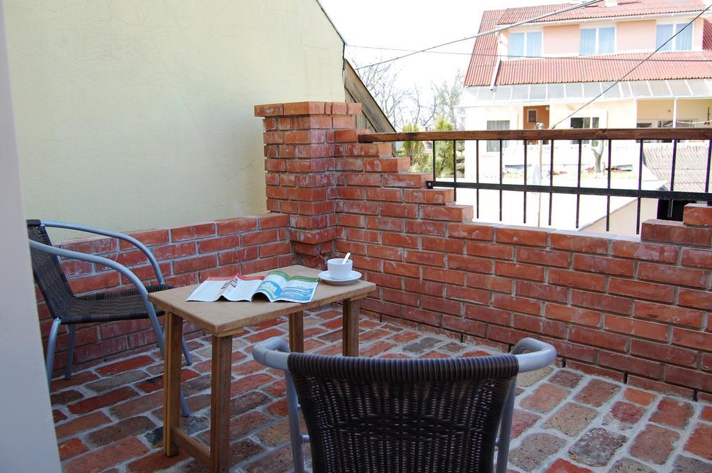 Maya Guesthouse Eger Bagian luar foto