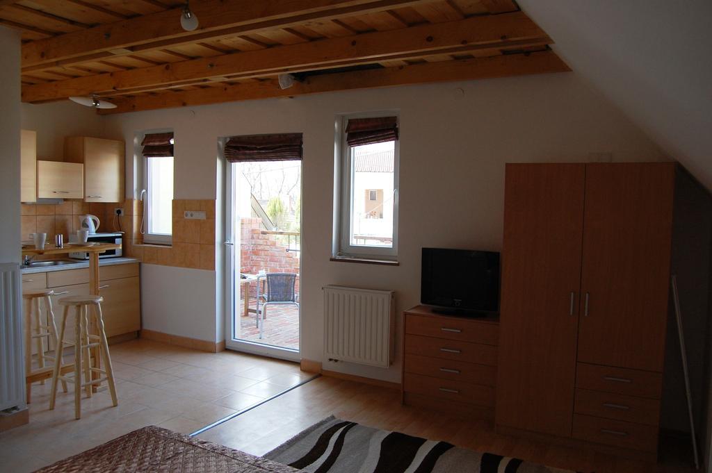 Maya Guesthouse Eger Bagian luar foto