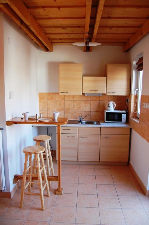 Maya Guesthouse Eger Bagian luar foto