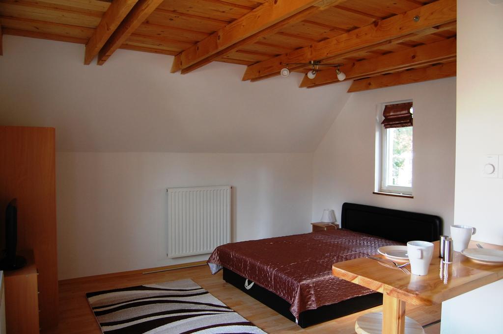Maya Guesthouse Eger Bagian luar foto